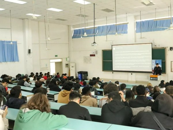 满盈网配资 科学城涉外警务先锋队主动服务走进高校为外籍留学生带来“开学第一课“