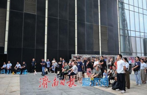 财富家 门店大屏幕转播阅兵路人纷纷驻足 共赏盛典激发爱国情